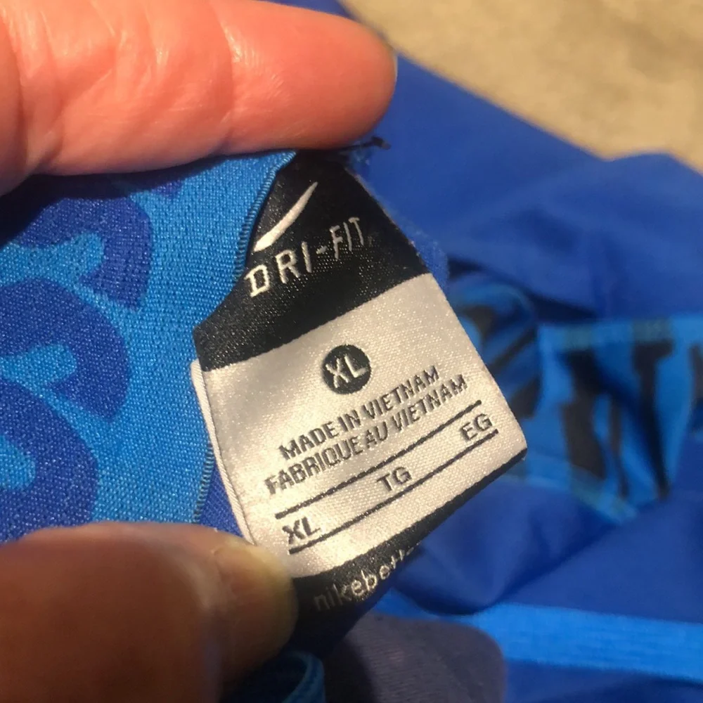 Nike lacrosse athletic shorts. The elastic waist band needs to be sewn down - Picture 6 of 7